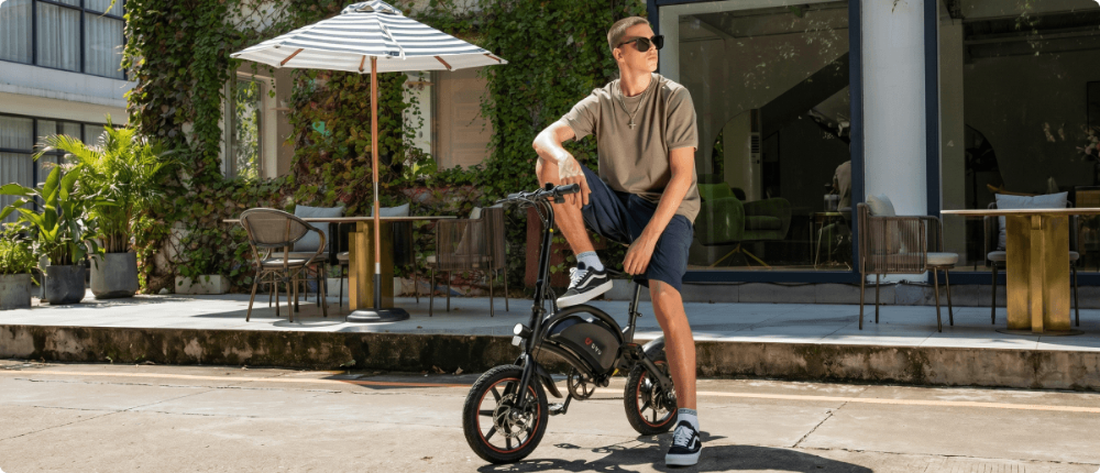 Mann fährt DYU E-Bike auf einer Stadtstraße