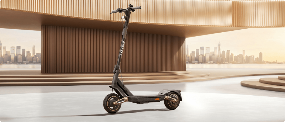 Navee ST3 Pro E-Scooter vor moderner Architektur